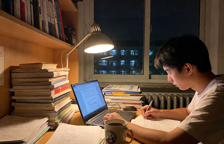 PET备考会不会挤压校内作业时间_作业写到十点再加练,孩子真的扛不住